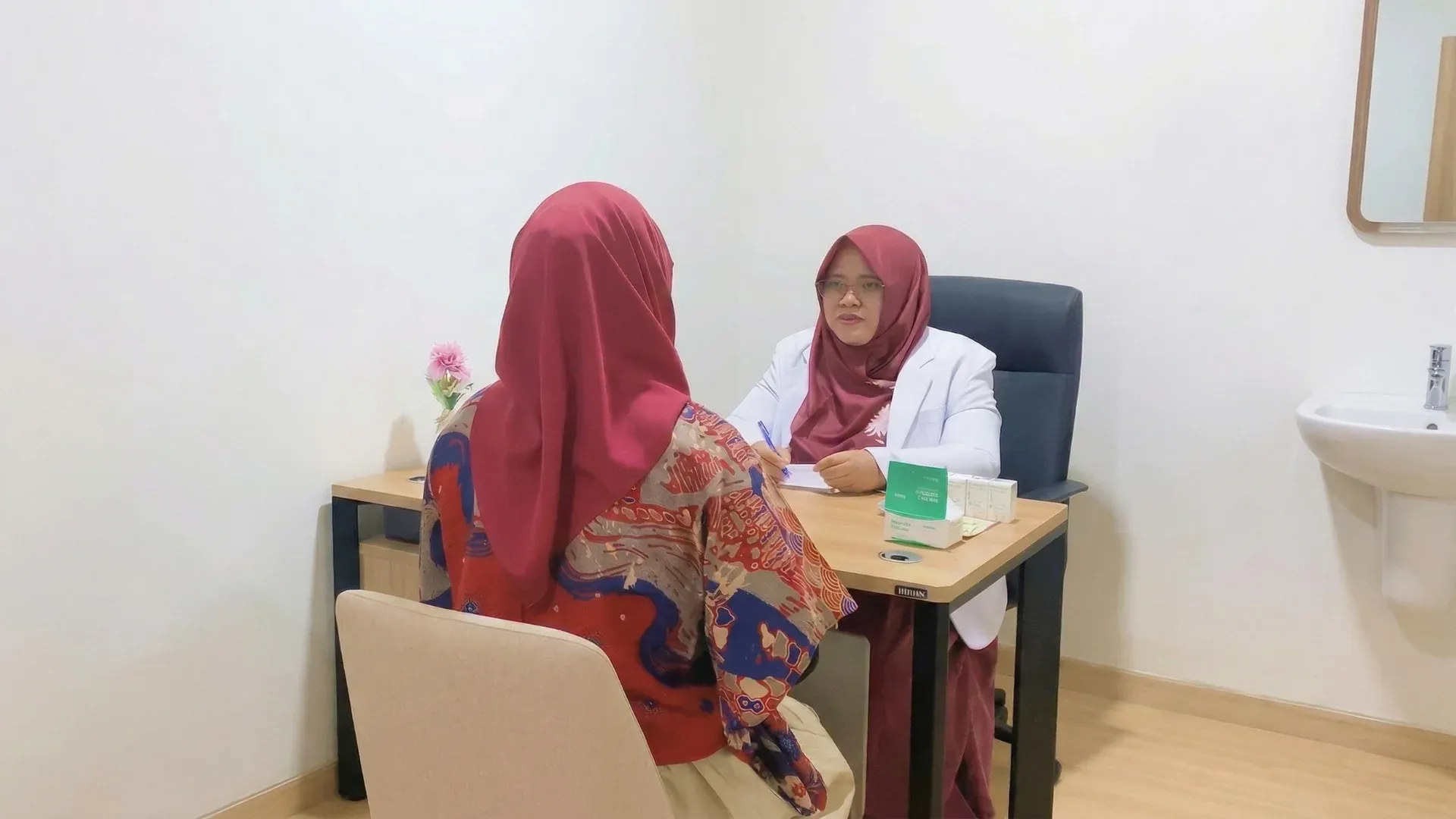 Dokter umum sedang melayani pasien